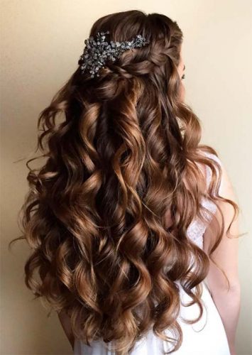 51 Chic Long Curly Hairstyles in 2022 - Glowsly