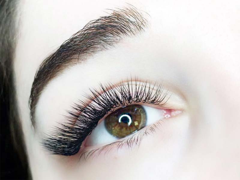 How to Grow Eyelashes Naturally With Home Remedies