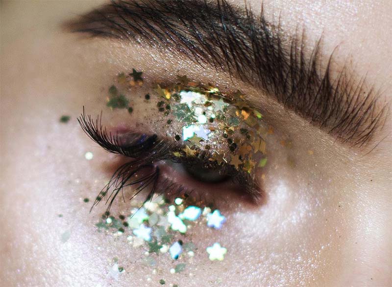 How to Remove Glitter Eye Makeup/ Glitter Eyeshadow