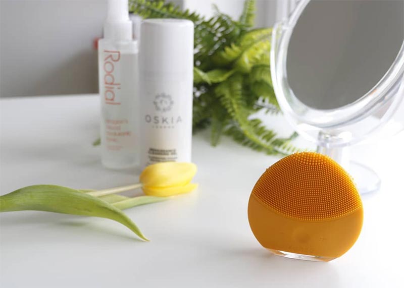 Facial Cleansing Brushes vs. Facial Cleansing Pads