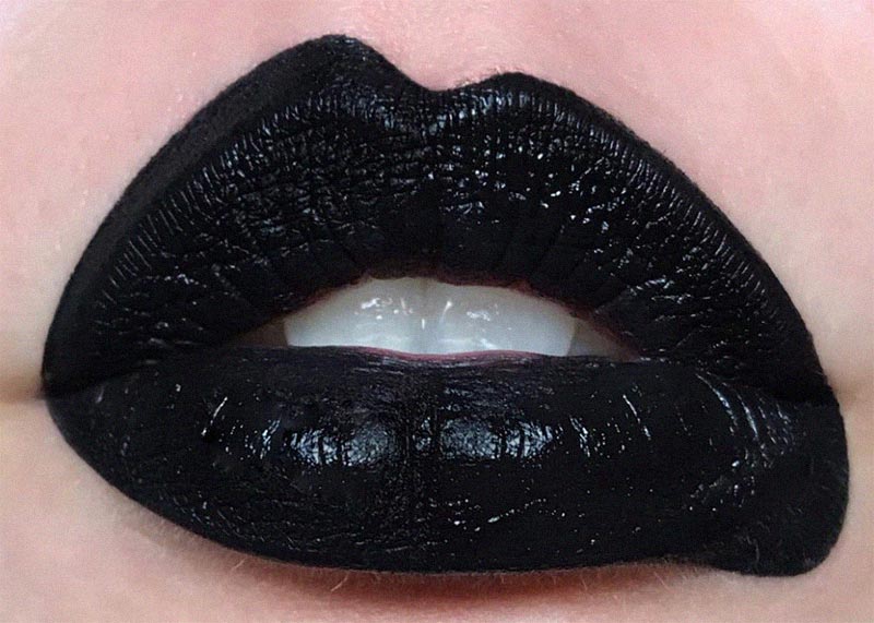 How to Apply Black Lipstick