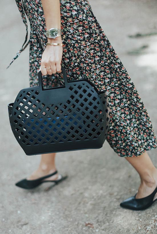 How to Style a Black Tote Bag  