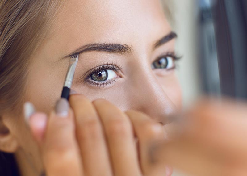 How to Use an Eyebrow Brush