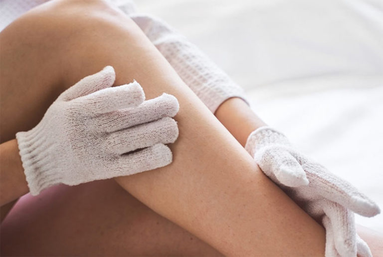 How to Use Exfoliating Gloves & Shower Mitts Glowsly
