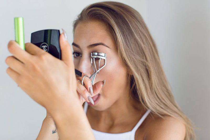 How to Curl Eyelashes with an Eyelash Curler?