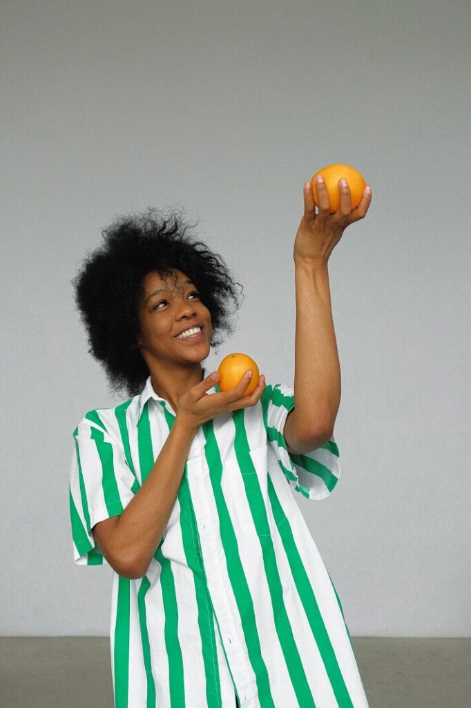 Femme tenant des oranges