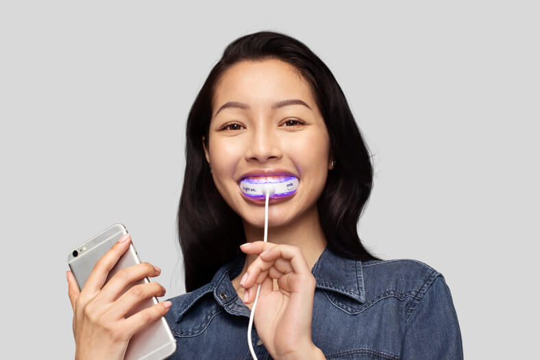 avoiding sensitivity when whitening teeth featured image