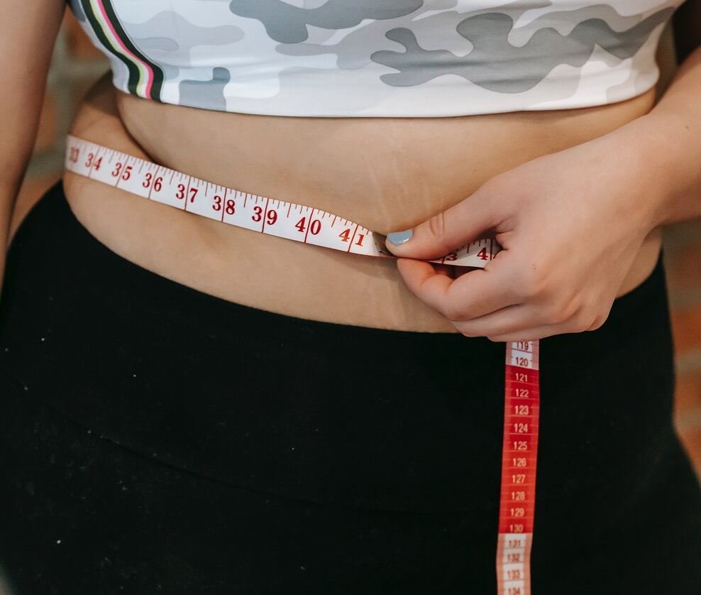 Femme mesurant sa taille