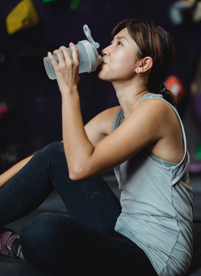 Femme buvant de l'eau après l'exercice