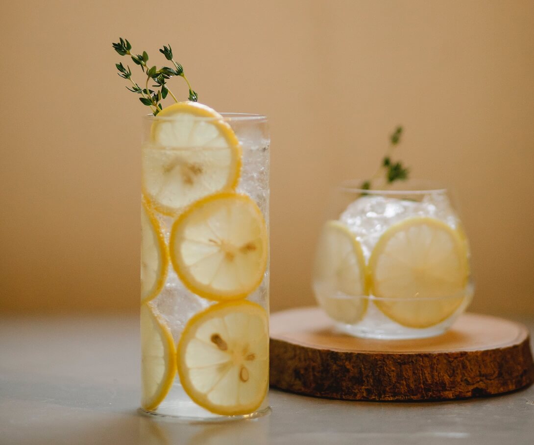 verres d'eau avec du citron dedans
